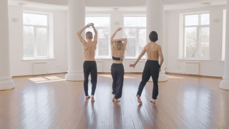 Rückansicht-Von-Drei-Professionellen-Zeitgenössischen-Tänzern,-Die-Im-Studio-Tanzbewegungen-Trainieren-1