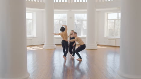 Drei-Professionelle-Zeitgenössische-Tänzer,-Die-Im-Studio-Tanzbewegungen-In-Choreographie-Trainieren