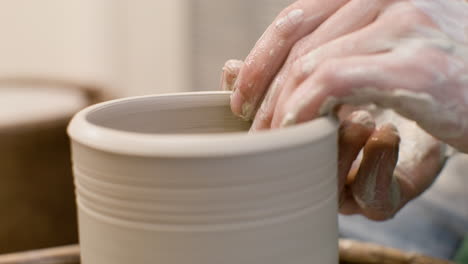 Nahaufnahme-Der-Hände-Eines-Angestellten,-Der-In-Einer-Werkstatt-Ein-Keramikstück-Auf-Einer-Töpferscheibe-Modelliert-3