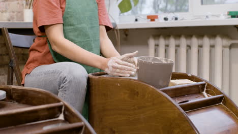 Hände-Eines-Angestellten,-Der-In-Einer-Werkstatt-Ein-Keramikstück-Auf-Einer-Töpferscheibe-Modelliert-1