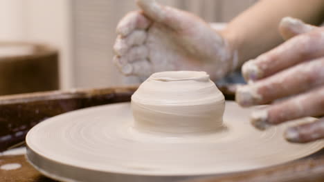 Nahaufnahme-Der-Hände-Eines-Angestellten,-Der-In-Einer-Werkstatt-Ein-Keramikstück-Auf-Einer-Töpferscheibe-Modelliert-1-1