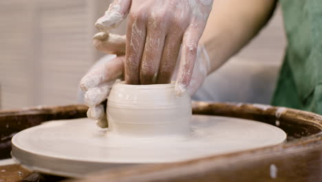 Nahaufnahme-Der-Hände-Eines-Angestellten,-Der-In-Einer-Werkstatt-Ein-Keramikstück-Auf-Einer-Töpferscheibe-Modelliert-2-1