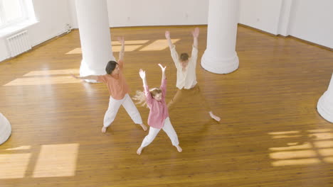 Draufsicht-Auf-Eine-Multiethnische-Gruppe-Zeitgenössischer-Tänzer,-Die-Im-Studio-Tanzen-Und-Sich-Bewegen