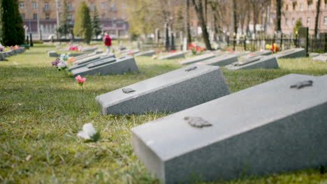 Acercar-Un-Cementerio-Con-Lápidas-En-Un-área-Urbana-En-Un-Día-Soleado