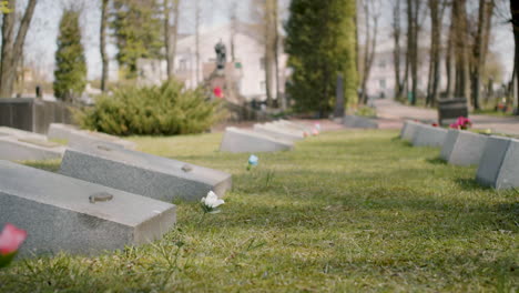 Acercar-Un-Cementerio-Con-Lápidas-En-Un-área-Urbana-En-Un-Día-Soleado-2