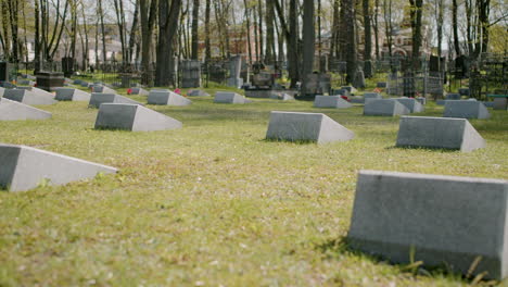 Acercar-Un-Cementerio-Con-Lápidas-En-Un-área-Urbana-En-Un-Día-Soleado-3