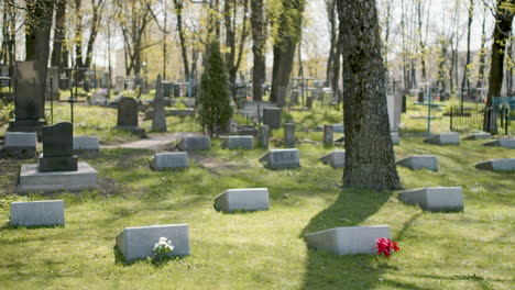 Friedhof-Mit-Grabsteinen-In-Einem-Stadtgebiet-An-Einem-Sonnigen-Tag-3