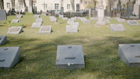 Friedhof-Mit-Grabsteinen-In-Einem-Stadtgebiet-An-Einem-Sonnigen-Tag-4