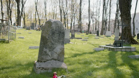 Alejarse-De-Un-Cementerio-Con-Lápidas-En-Un-área-Urbana-En-Un-Día-Soleado