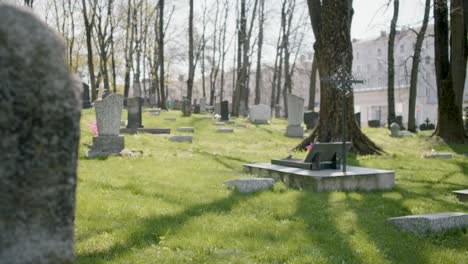 Zoom-Auf-Einen-Friedhof-Mit-Grabsteinen-In-Einem-Stadtgebiet-An-Einem-Sonnigen-Tag-4