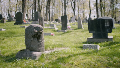Cementerio-Con-Lápidas-En-Una-Zona-Urbana-En-Un-Día-Soleado-6