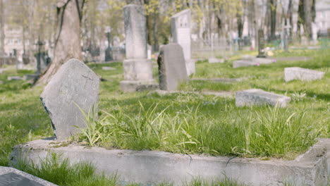 Cementerio-Con-Lápidas-En-Una-Zona-Urbana-En-Un-Día-Soleado-9