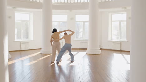 Bailarines-Masculinos-Contemporáneos-Entrenando-Movimientos-De-Baile-En-Medio-Del-Estudio