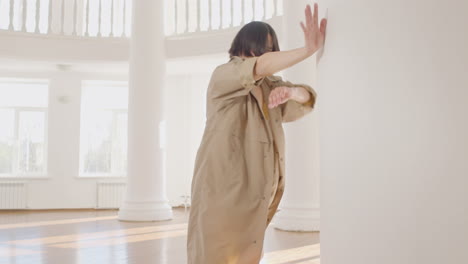 Zeitgenössischer-Männlicher-Japanischer-Tänzer,-Der-Tanzbewegungen-Ausbildet,-Die-Sich-Auf-Eine-Säule-Im-Studio-Stützen