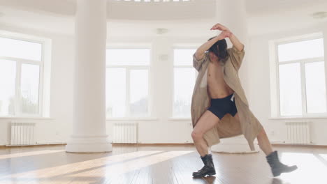 Zeitgenössischer-Japanischer-Tänzer-Trainiert-Tanzbewegungen-Mitten-Im-Studio-1