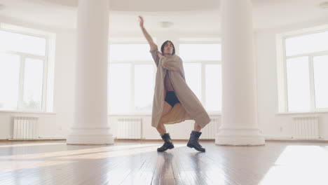 Bailarín-Japonés-Masculino-Contemporáneo-Entrenando-Movimientos-De-Baile-En-Medio-Del-Estudio-2