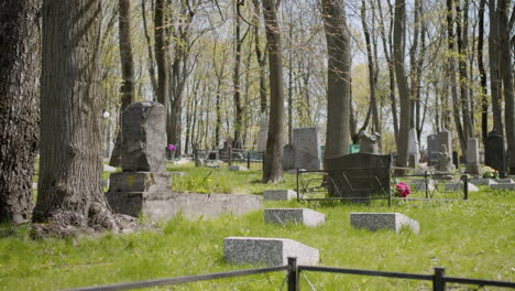 Cementerio-Con-Lápidas-En-Una-Zona-Urbana-En-Un-Día-Soleado-12