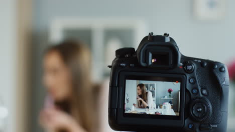 Nahaufnahme-Des-Kamerabildschirms,-Während-Die-Junge-Beauty-Bloggerin-Ein-Video-Aufnimmt-Und-Lippenstift-Aufsetzt