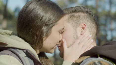 Nahaufnahme-Eines-Romantischen-Jungen-Paares,-Das-Sich-Im-Freien-Küsst