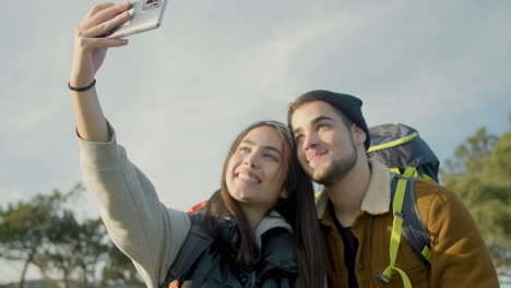 Glückliches-Paar,-Das-Selfie-Auf-Dem-Berg-Macht