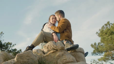 Romantisches-Paar,-Das-Am-Berggipfel-Sitzt-Und-Sich-Küsst