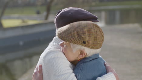Encantadora-Pareja-De-Ancianos-Abrazándose-Al-Aire-Libre-En-El-Día-De-Otoño-En-El-Parque