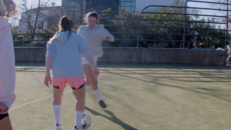 Athletische-Teenager-Mädchen,-Die-Im-Freien-Fußball-Spielen