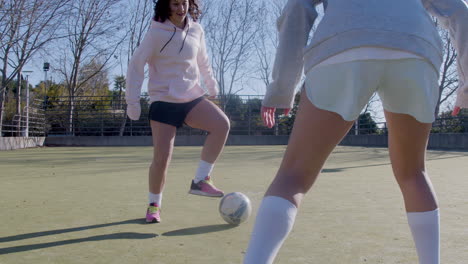Energische-Teenager-Mädchen,-Die-Draußen-Fußball-Spielen