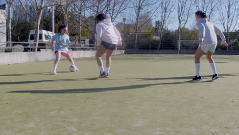 Aktive-Mädchen-Im-Teenageralter,-Die-Auf-Dem-Freiluftplatz-Fußball-Spielen