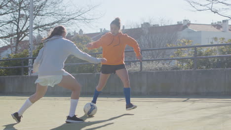 Mädchen-Im-Teenageralter,-Die-Fußball-Spielen