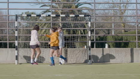 Aktive-Teenager-Mädchen,-Die-Im-Freien-Fußball-Spielen,-Und-Einer-Von-Ihnen-Punktet