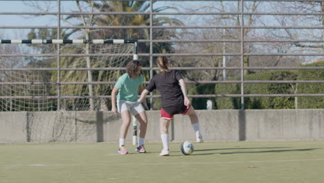Teenager-Mädchen,-Die-Draußen-Fußball-Spielen
