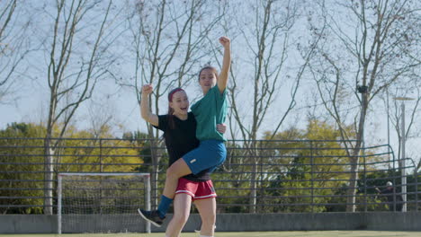 Zwei-Mädchen-Im-Teenageralter-Springen-Vor-Freude-Nach-Erfolgreichem-Tor