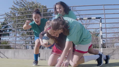 Aufgeregtes-Jugendliches-Mädchen,-Das-Fußball-Hält-Und-Glück-Ausdrückt