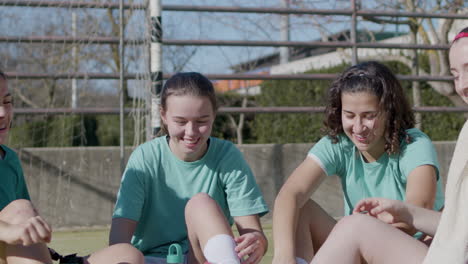 Sportlich-Glückliche-Teenager-Mädchen,-Die-Sich-Nach-Erfolgreichem-Training-Ausruhen