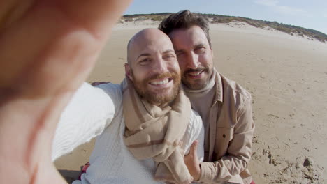 POV-Eines-Glücklichen-Schwulen-Paares,-Das-Am-Strand-Ein-Selfie-Macht