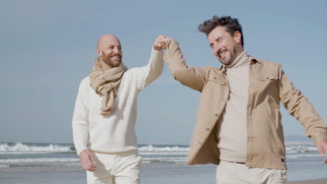 Kamerafahrt-Eines-Glücklichen-Schwulen-Paares,-Das-Am-Strand-Tanzt