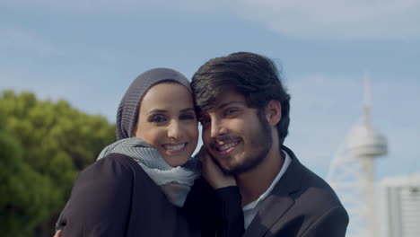 Glücklicher-Arabischer-Mann,-Der-Seine-Schöne-Frau-Mit-Zärtlichkeit-Ansieht