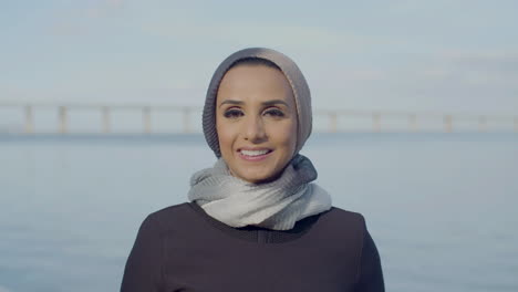 Lächelnde-Arabische-Frau,-Die-Nahe-Dem-Fluss-Steht