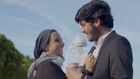 Glückliches-Arabisches-Paar,-Das-Sich-Mit-Kaffeetassen-Ansieht