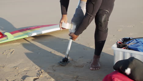 Nahaufnahme-Eines-Nicht-Erkennbaren-Männlichen-Surfers-Mit-Beinprothese-An-Der-Küste