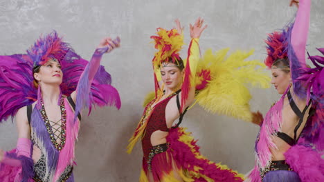 Drei-Cabaret-Tänzerinnen,-Die-In-Farbenfrohen-Outfits-Die-Choreografie-Aufführen