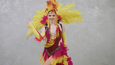 Hübsche-Tänzerin,-Die-Lateinischen-Tanz-In-Buntem-Kleid-Aufführt