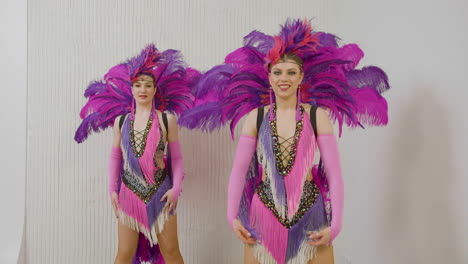 Zwei-Tänzerinnen-In-Rosa-Und-Lila-Kleidern,-Die-Kabaretttanz-Machen