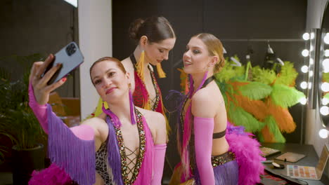 Tres-Chicas-De-Cabaret-En-Coloridos-Vestidos-De-Baile-Tomando-Una-Foto-Selfie