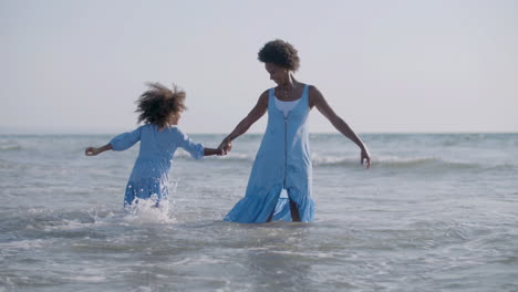 Liebevolle-Mutter-Und-Ihre-Süße-Tochter-Spielen-Zusammen-Und-Haben-Spaß-Im-Meer