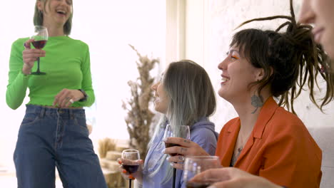 Fröhliche-Freundinnen,-Die-Während-Einer-Lustigen-Party-Zu-Hause-Wein-Trinken-Und-Sich-Unterhalten
