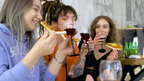 Glückliche-Freundinnen,-Die-Zu-Hause-Pizza-Essen-Und-Wein-Trinken