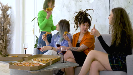 Glückliche-Freundinnen,-Die-Zu-Hause-Pizza-Essen-Und-Wein-Trinken-1