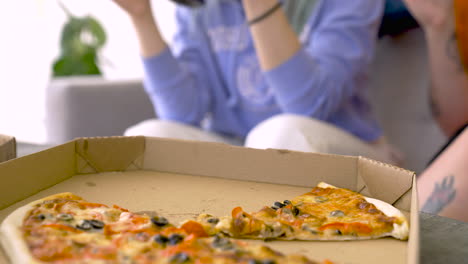 Nahaufnahme-Einer-Jungen-Frau,-Die-Zu-Hause-Mit-Freunden-Pizza-Isst
